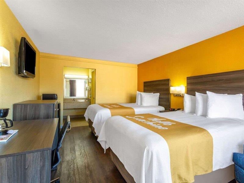 Days Inn By Wyndham Hampton Near Coliseum Convention Center Esterno foto