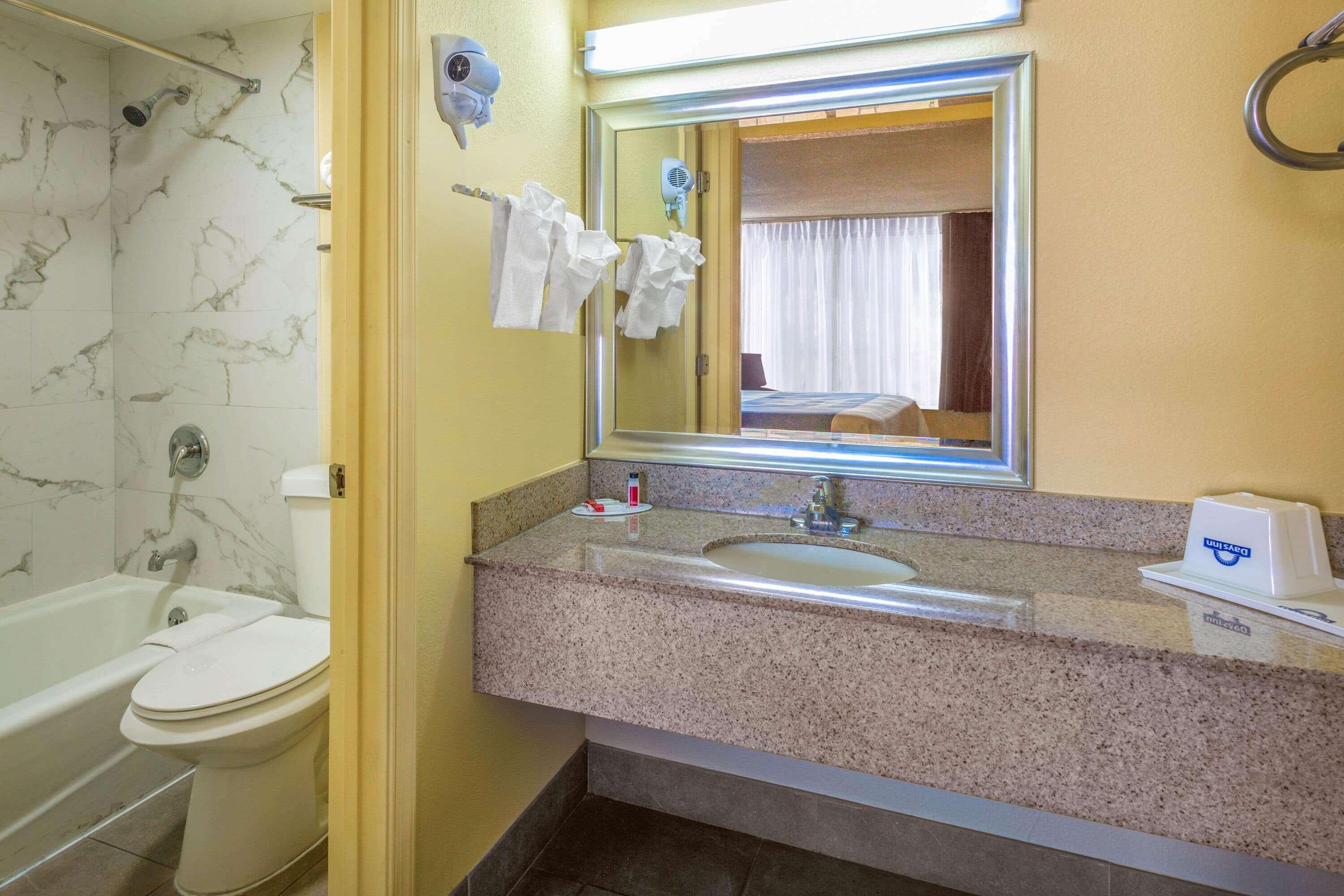 Days Inn By Wyndham Hampton Near Coliseum Convention Center Esterno foto