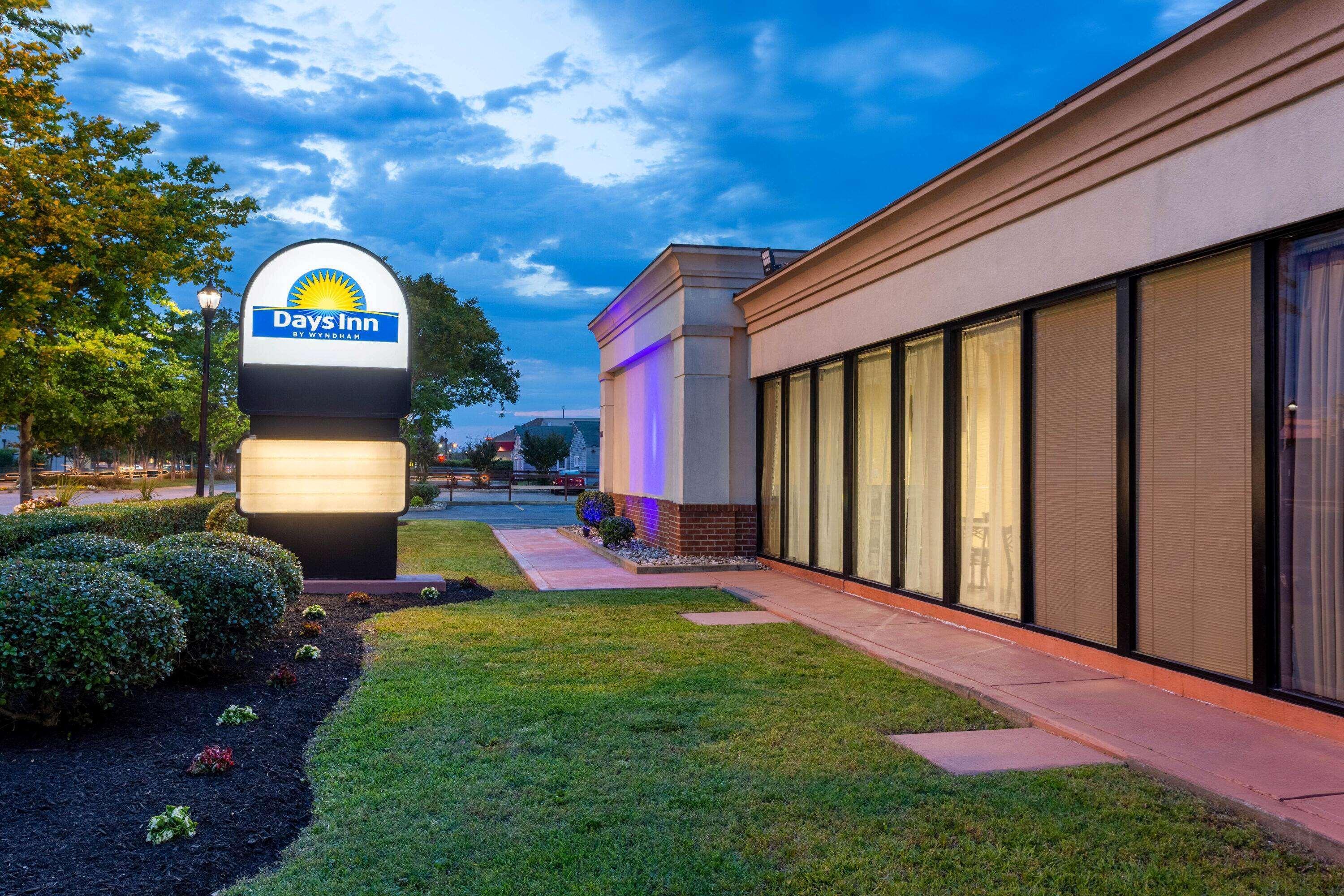 Days Inn By Wyndham Hampton Near Coliseum Convention Center Esterno foto