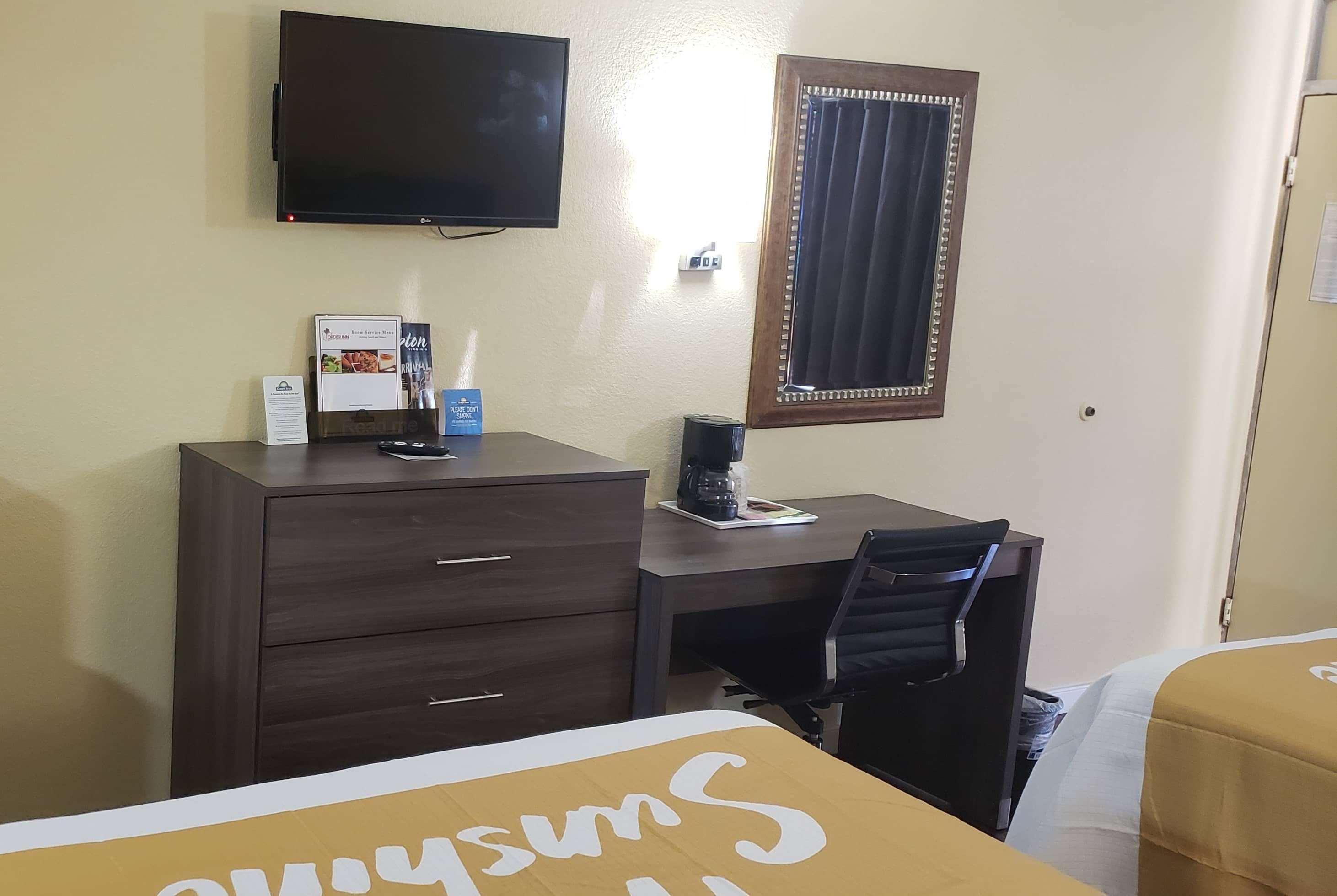 Days Inn By Wyndham Hampton Near Coliseum Convention Center Esterno foto