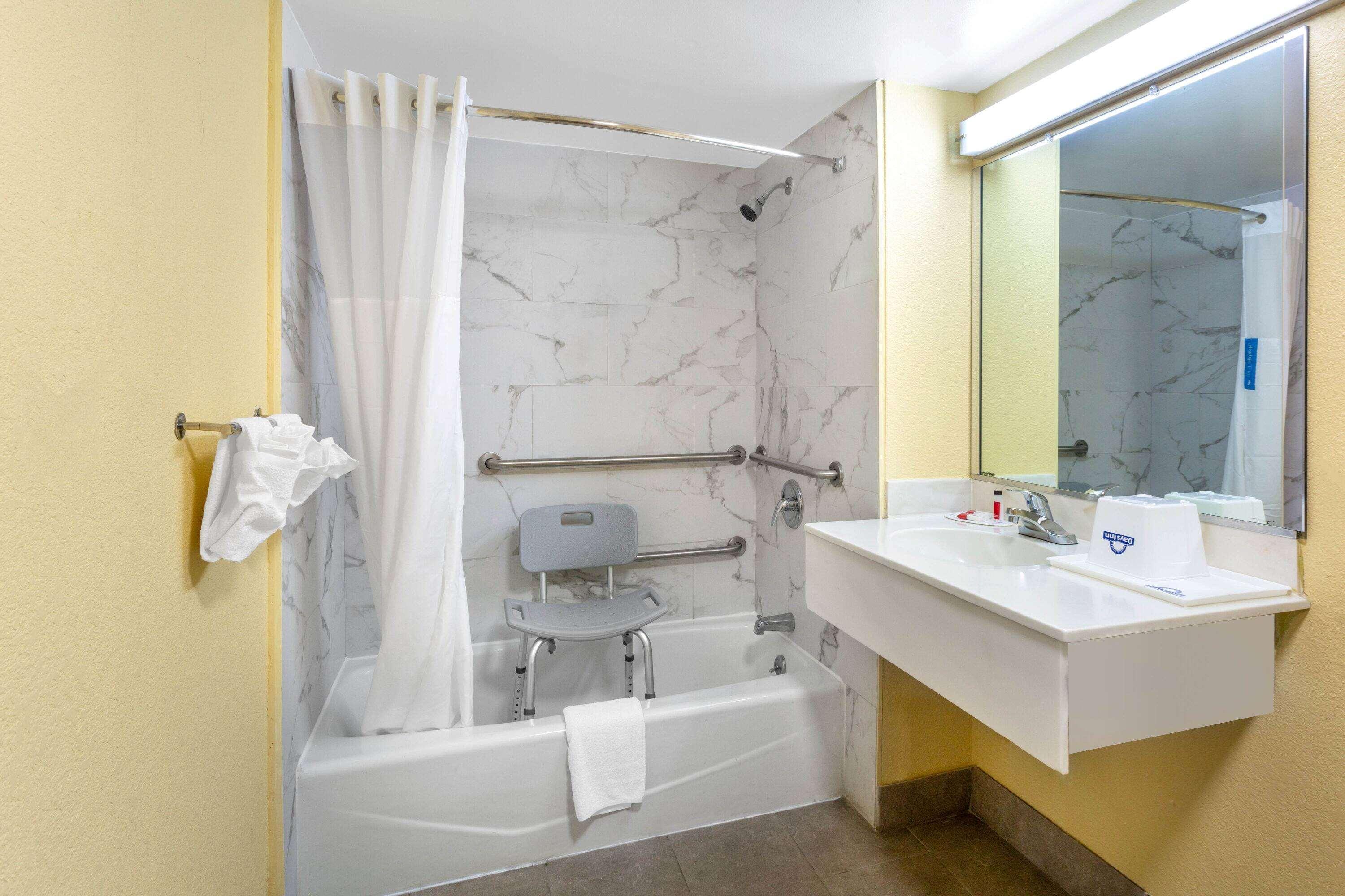 Days Inn By Wyndham Hampton Near Coliseum Convention Center Esterno foto
